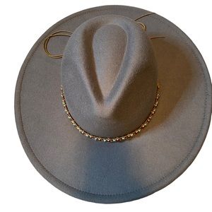 NWT gray wide brimmed hat with accent